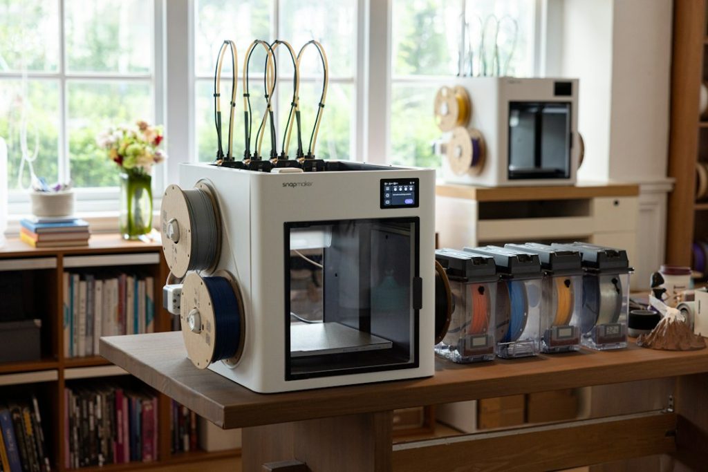 3D-printer met filamentrollen in een creatieve werkplaats